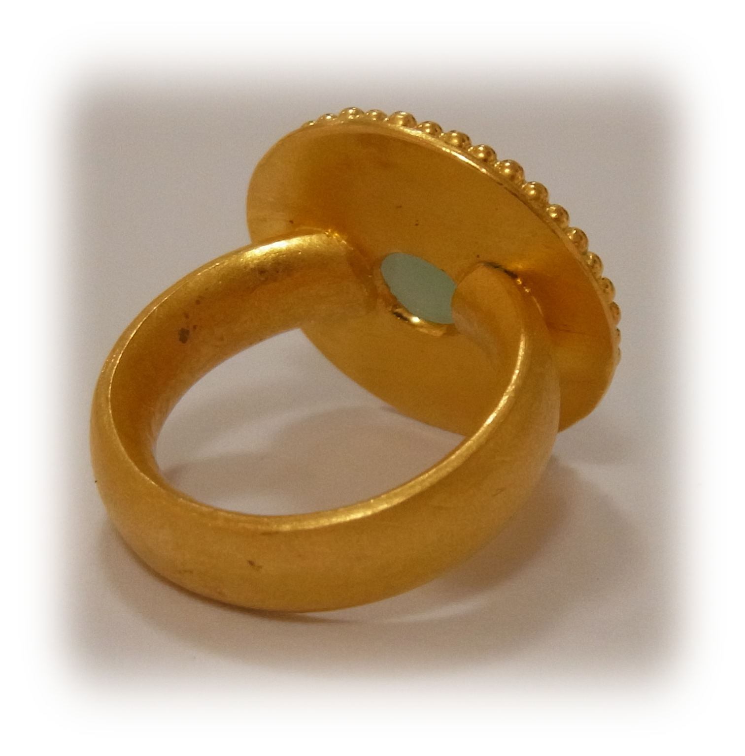 Round-cabochon green Jadeite ring with gold granulation (seen from the back)