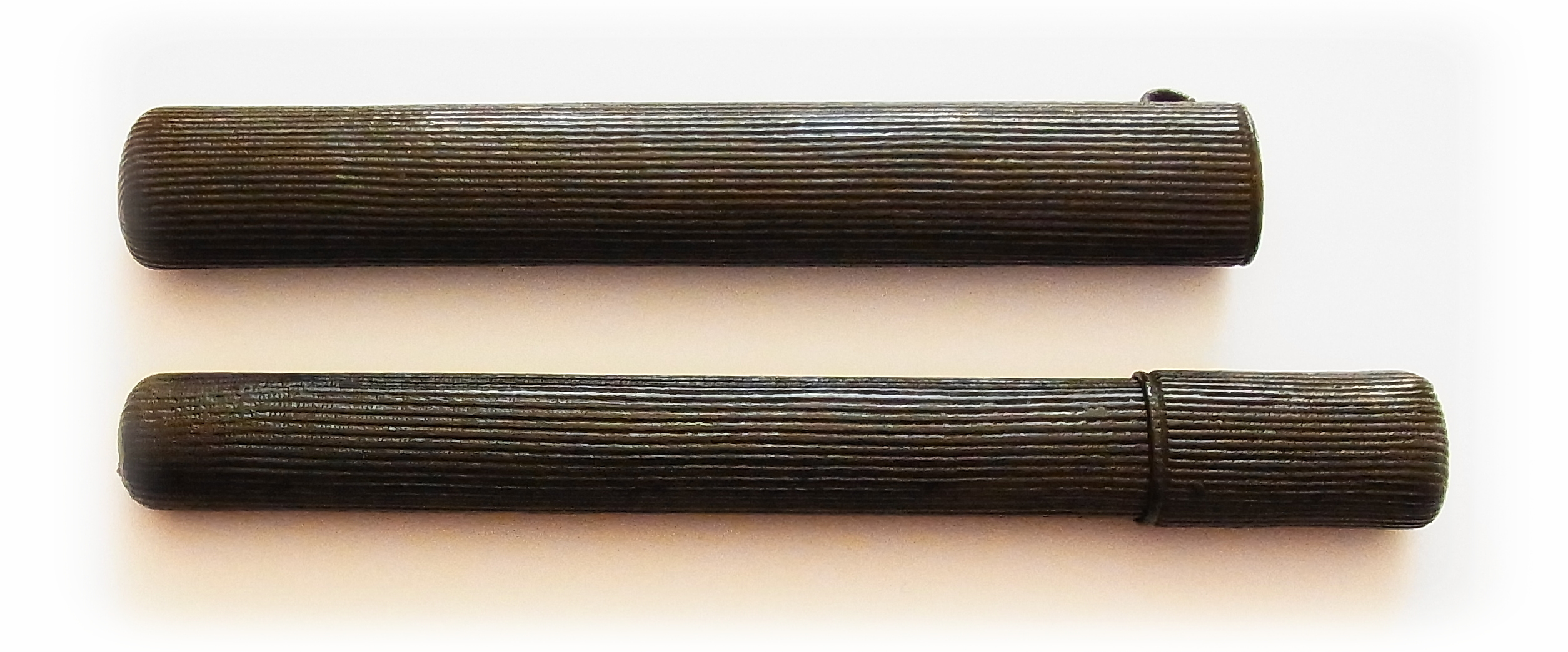 Inside this Kiseru pipe holder, there is another tube of woven Ajiro. 