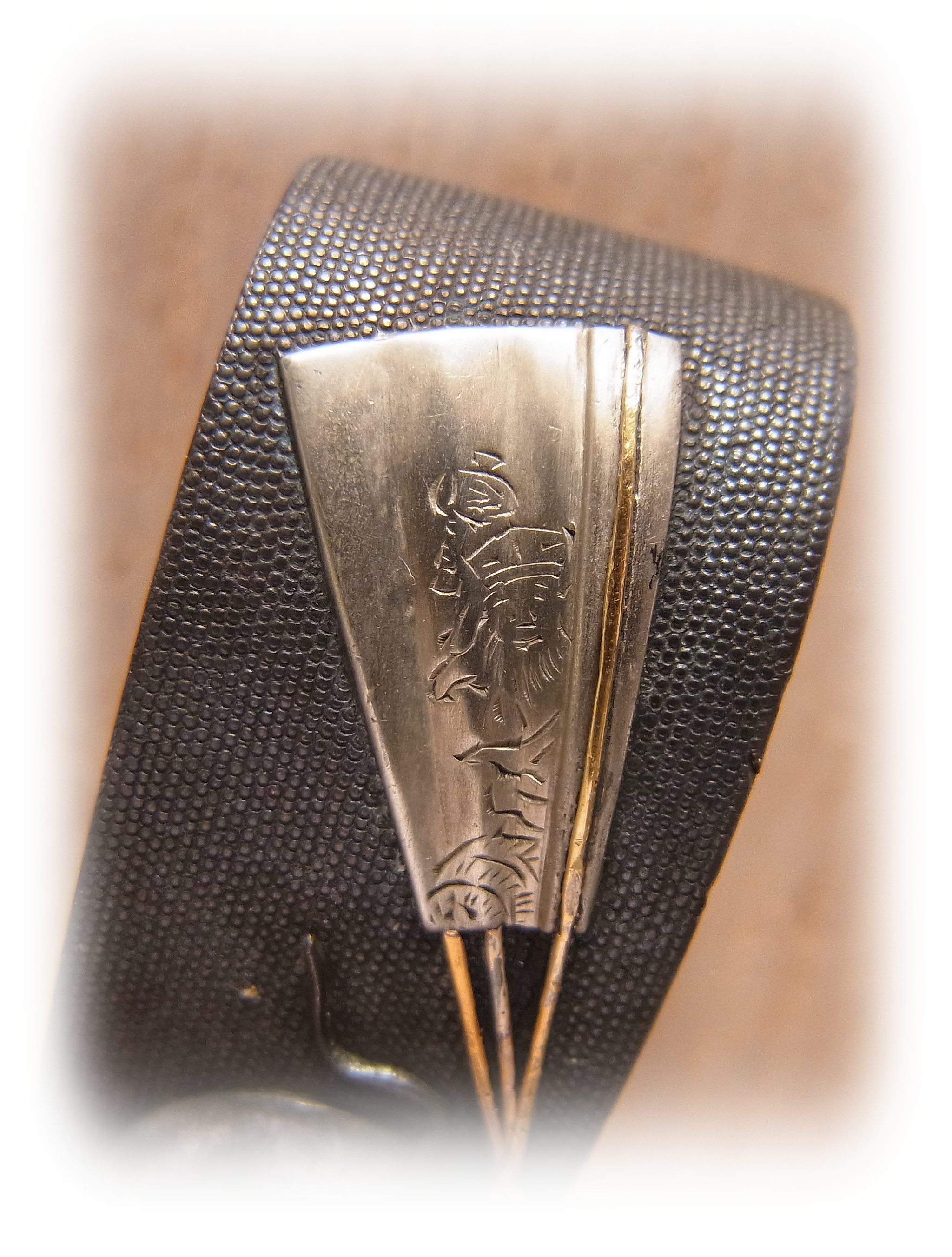 魚子の刀装具　縁「銀の扇子」に大黒天が彫られている