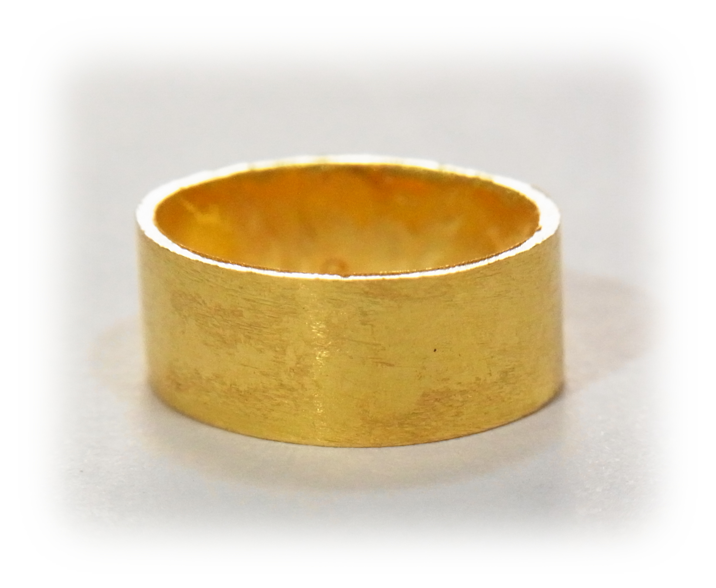 Step4:Produce a low oval gold cylinder for the making of the bezel.
