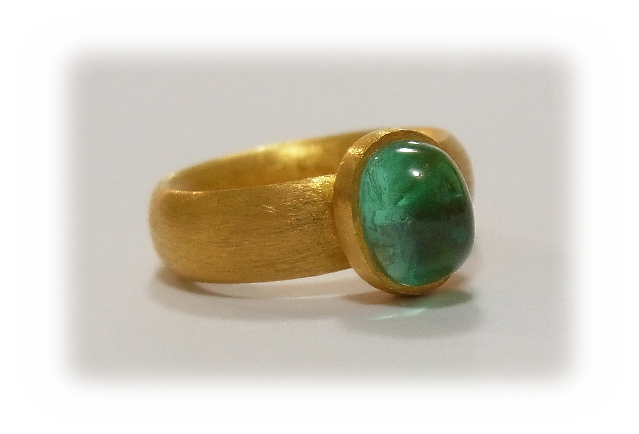 Oval-cabochon Emerald Gold Ring (Side)