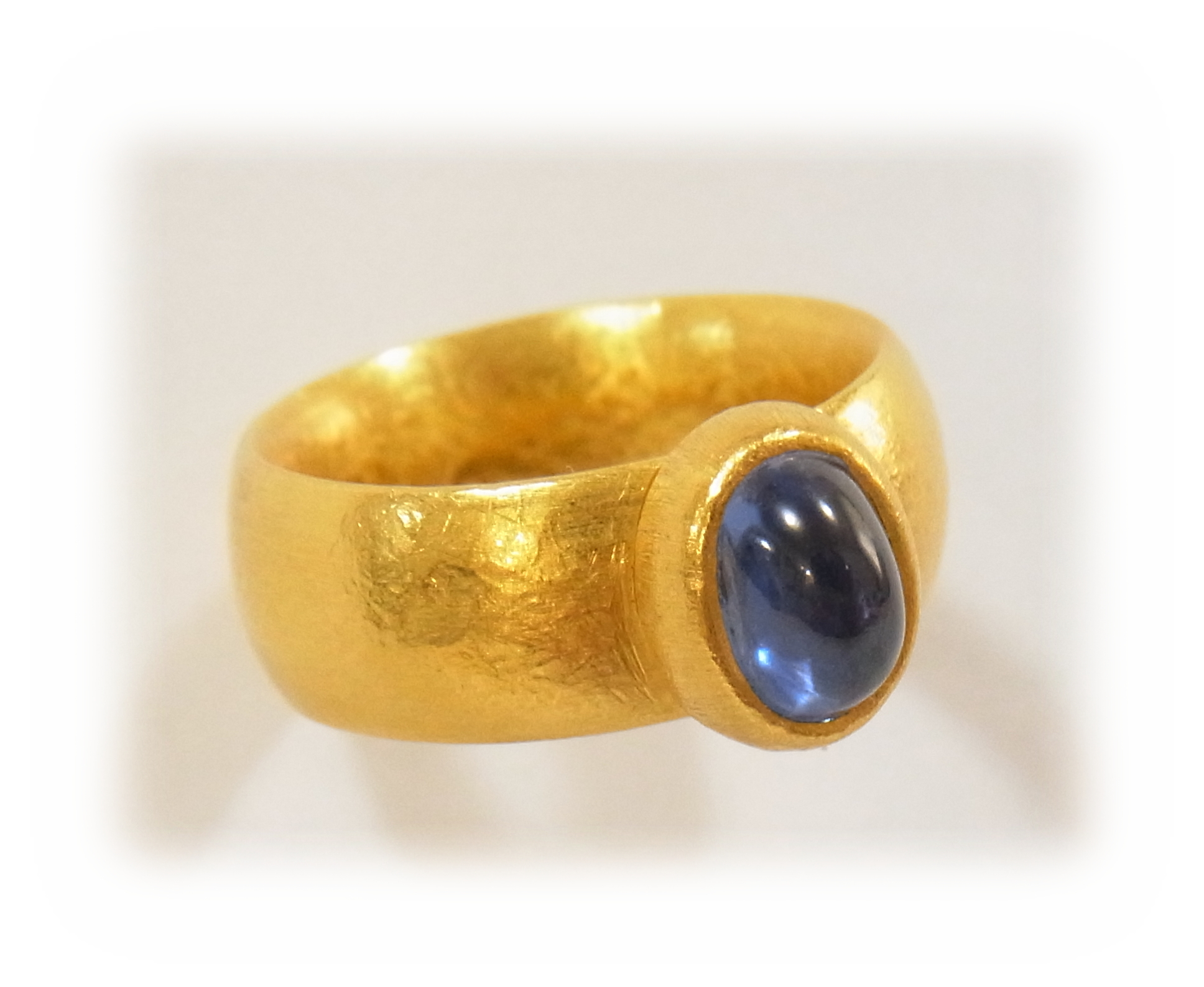 Handmade Jewelry by Nao goldwork: Cabochon blue Sapphire gold ring