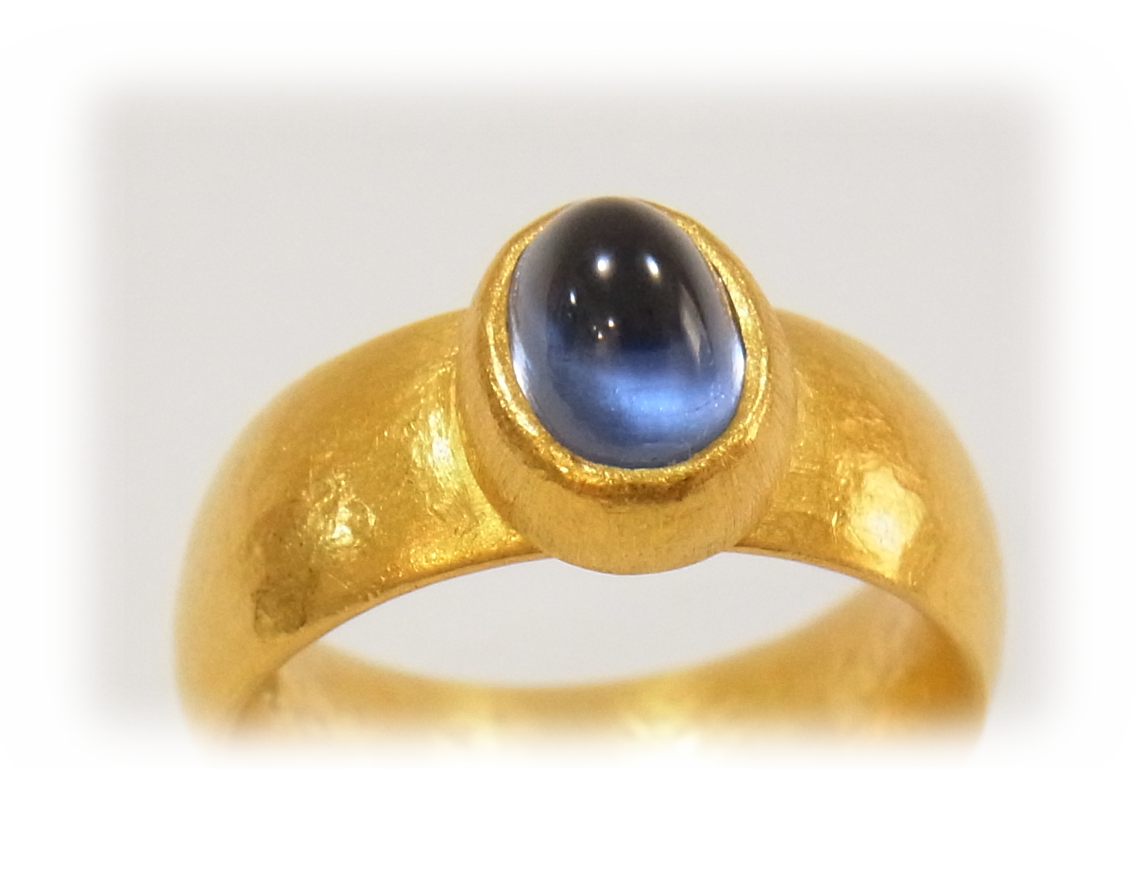 Handmade Jewelry by Nao goldwork: Cabochon blue Sapphire gold ring