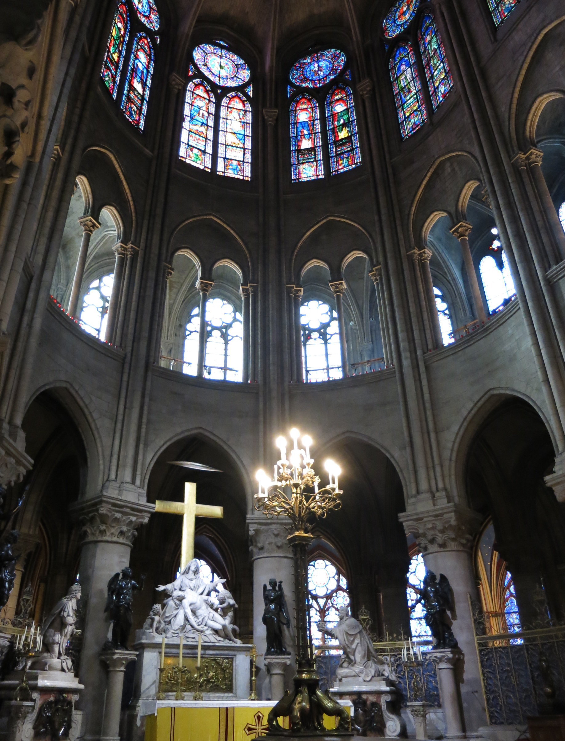 La Croix et La Gloire de Marc Couturier: 主祭壇には、マルク クチュリエが製作した黄金の栄光の十字架