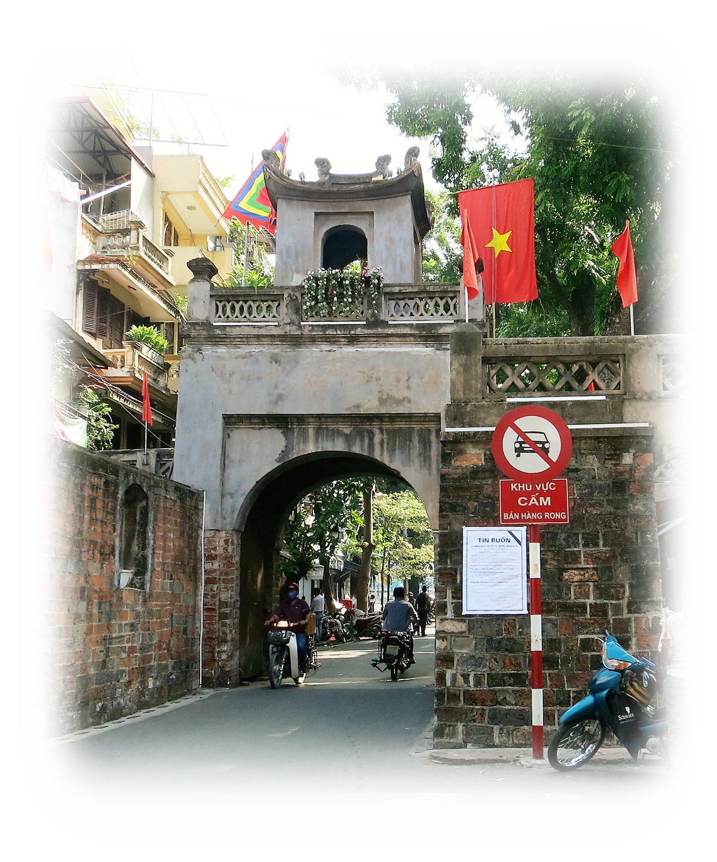 東河門: O Quang Chuong Street, Hanoi