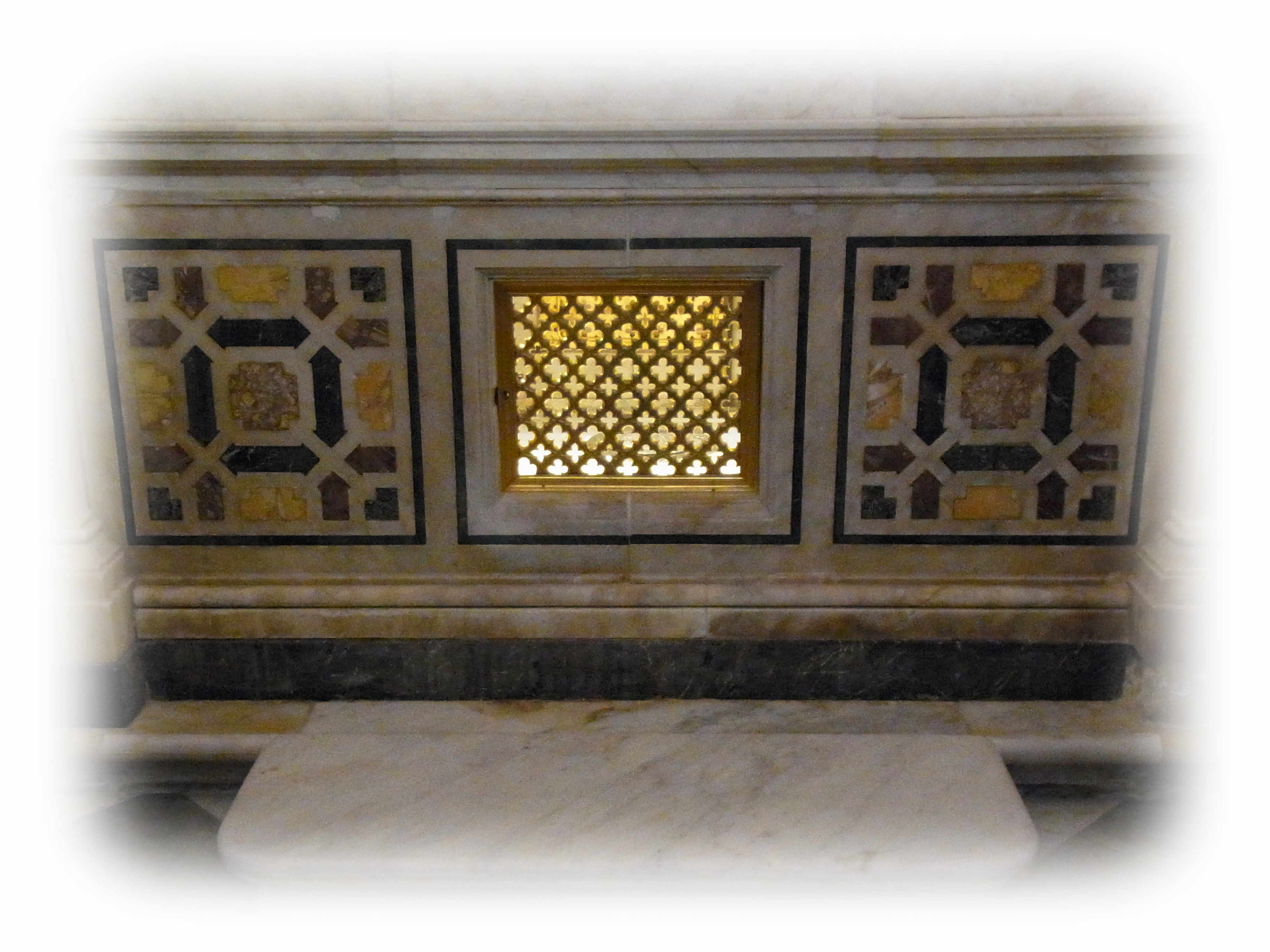 地下聖堂内の覗き窓の奥に、聖アンデレ聖遺物の格納容器が見える