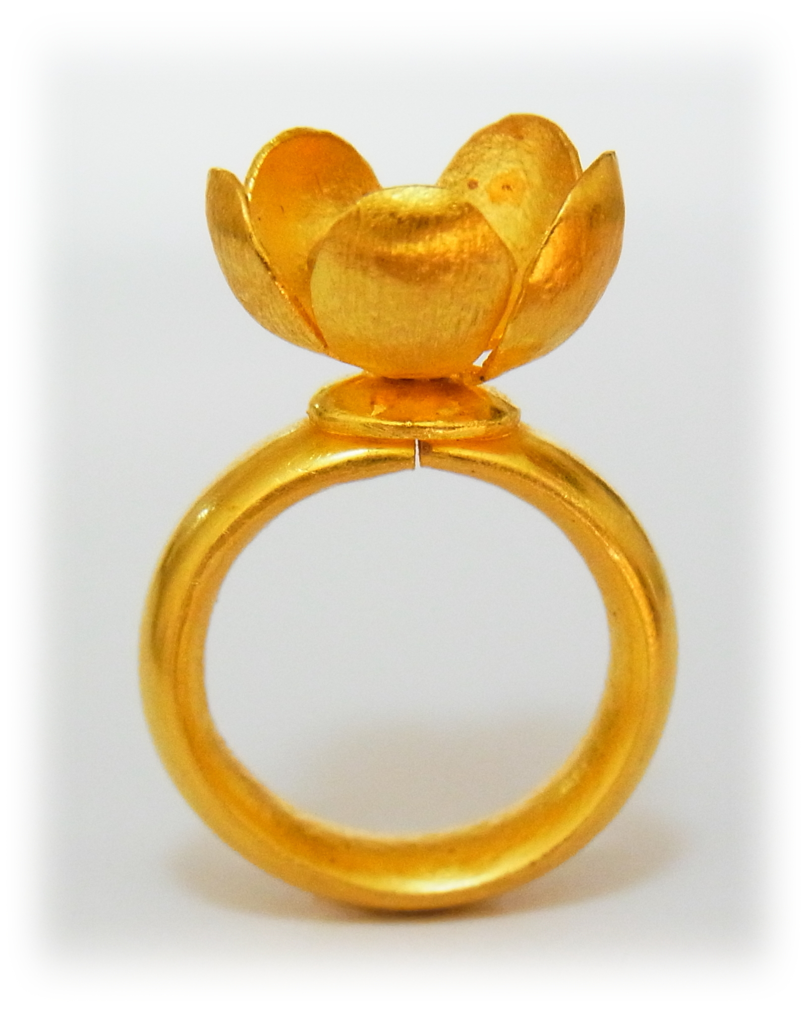 花をかたどった純金の指輪（横）