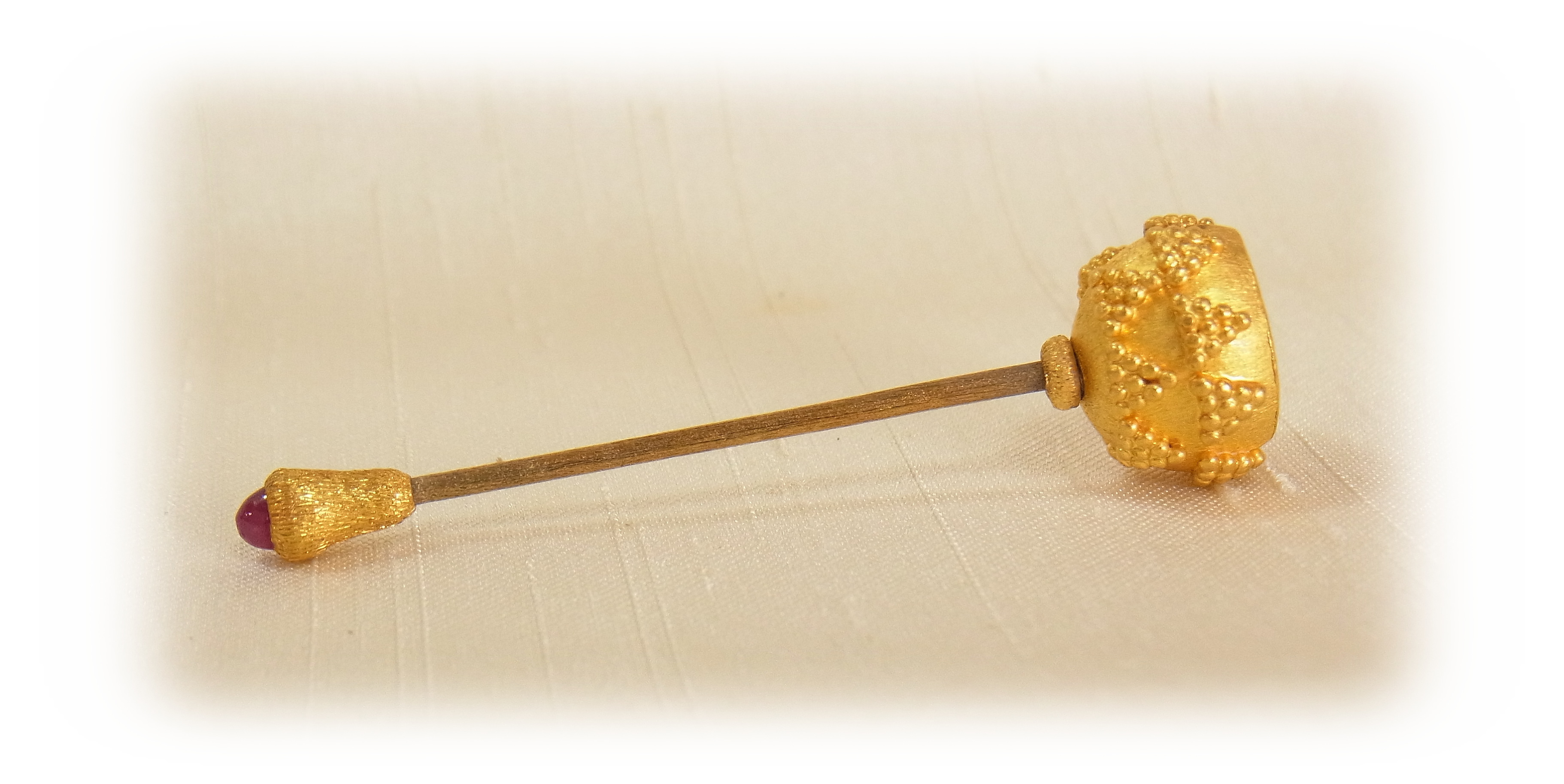 Gold granulation pin with ruby