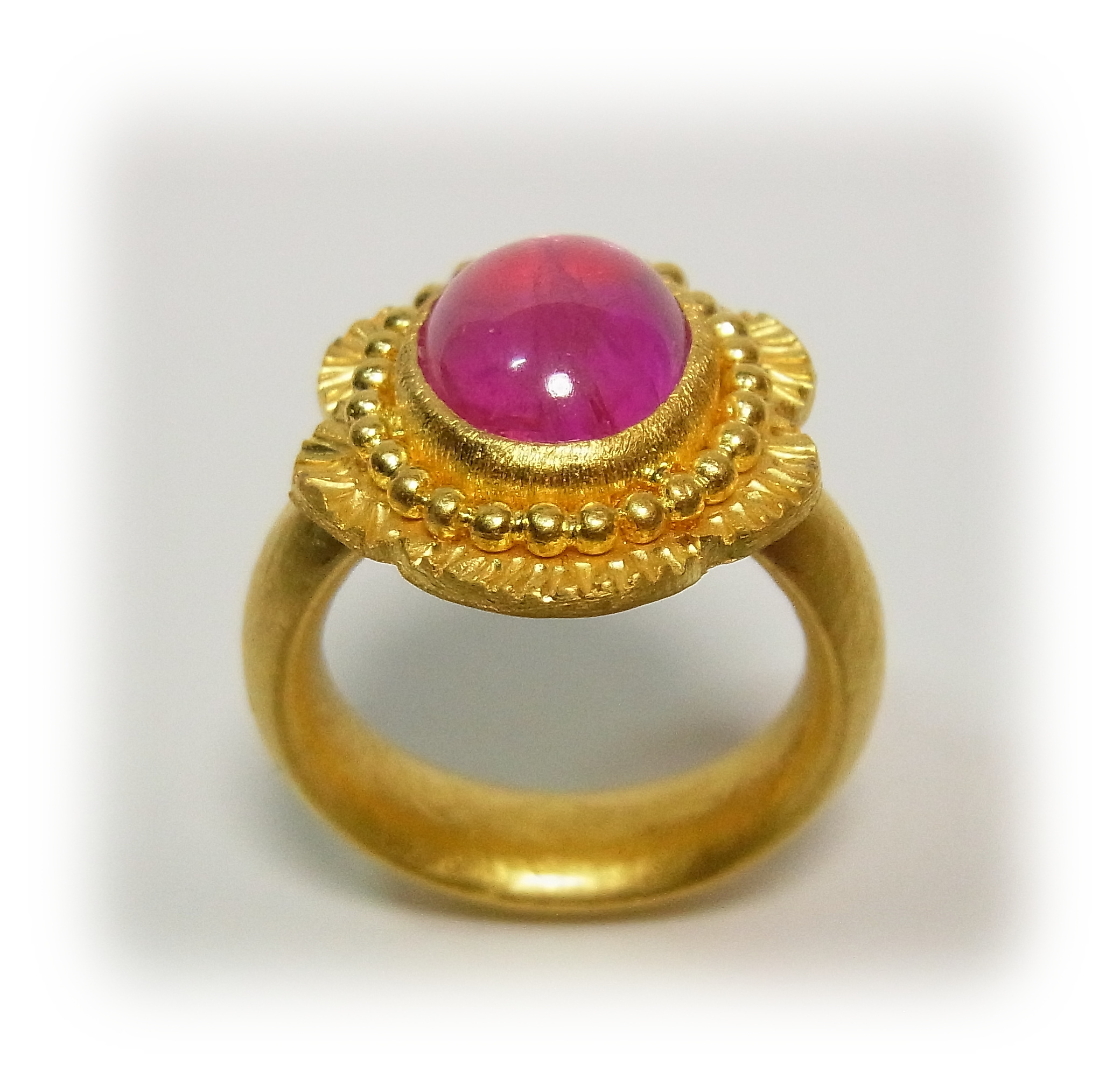 Pink Sapphire Gold ring with granulation (seen from the side)