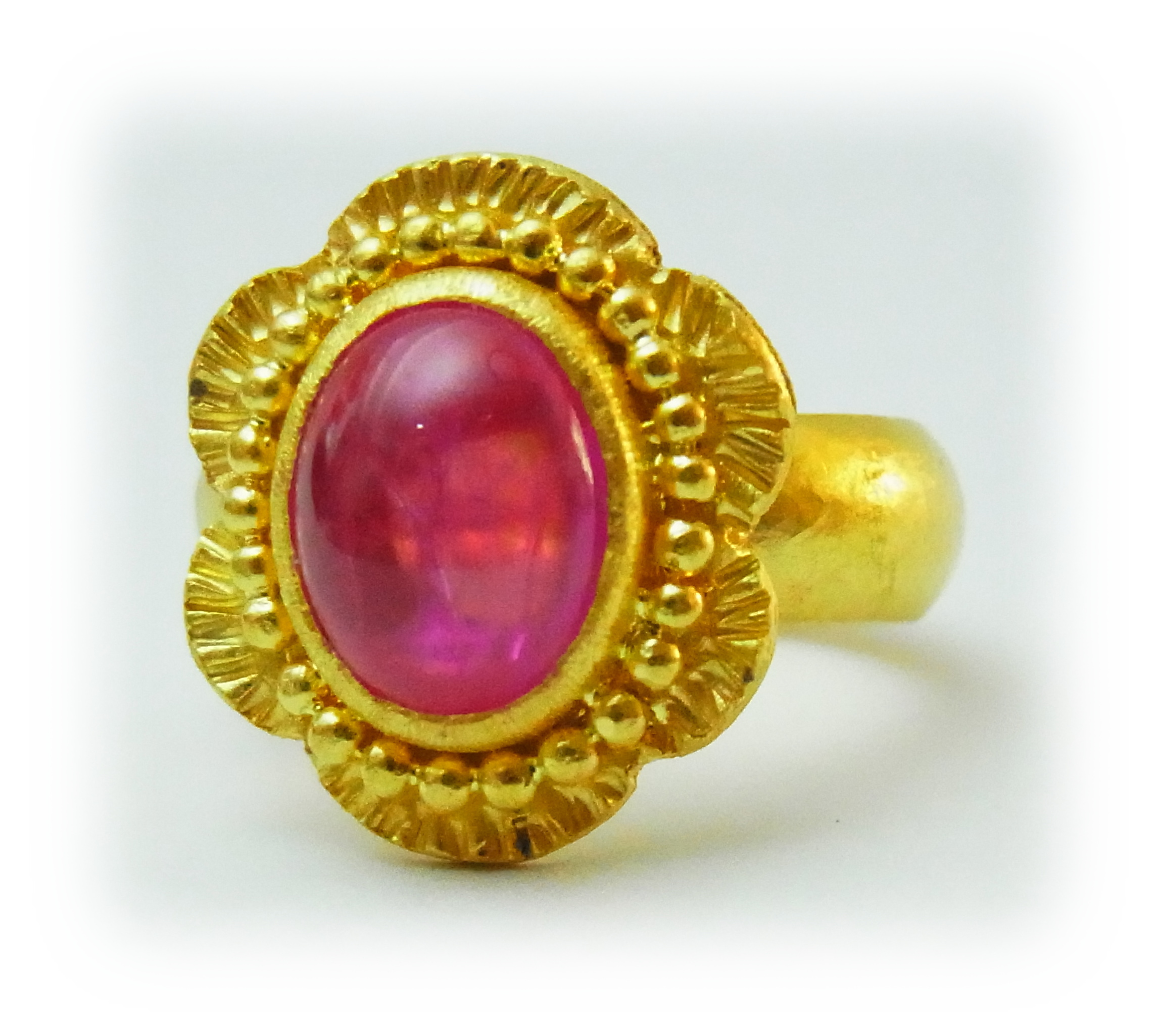 Oval-cabochon Pink Sapphire Gold ring with granulation