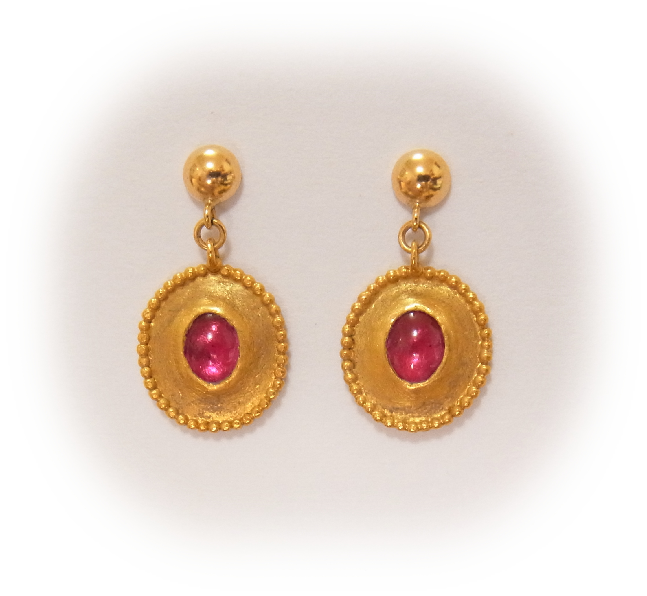Oval-cabochon Ruby Gold earrings with granulation
