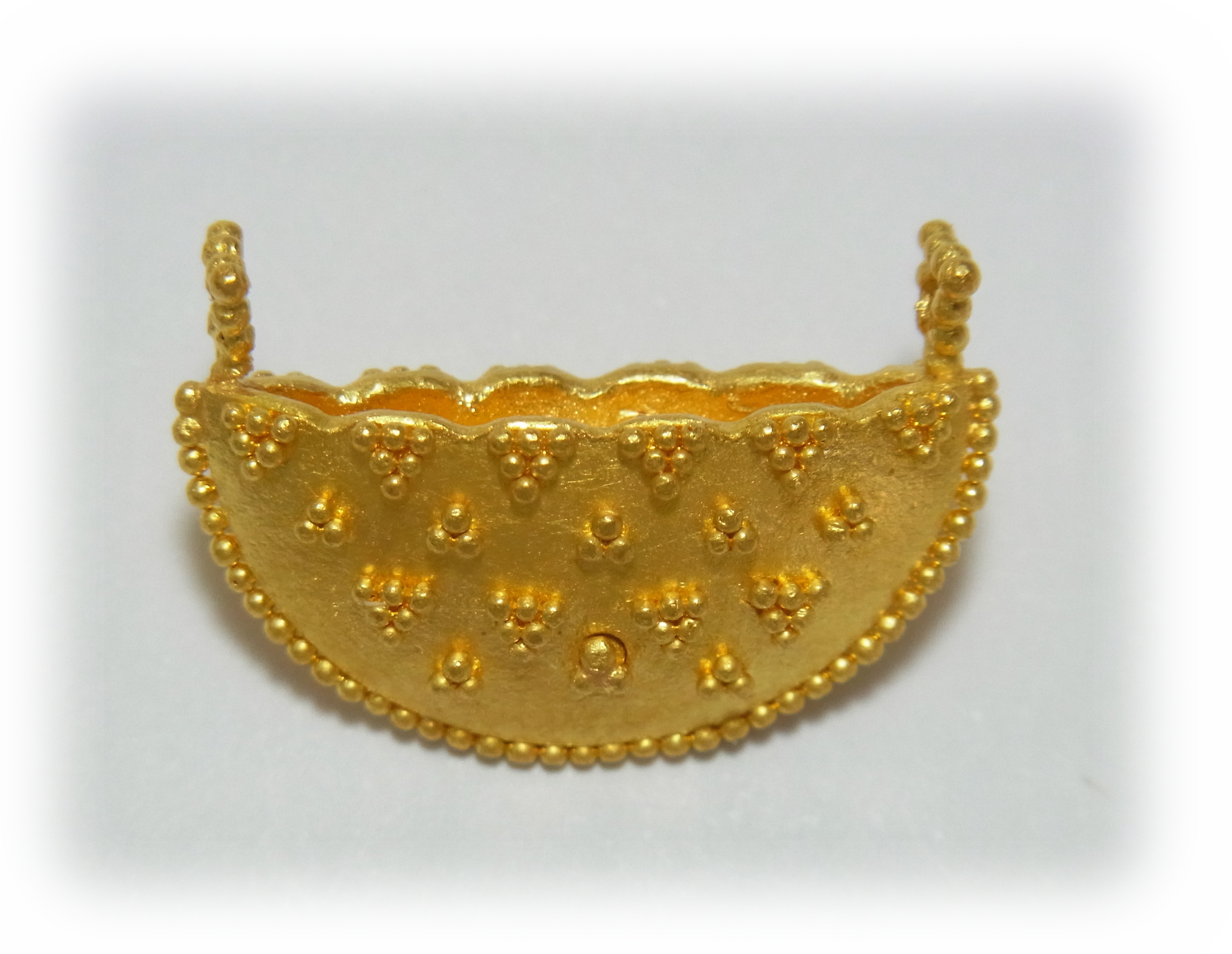 Gold pendant with granulation
