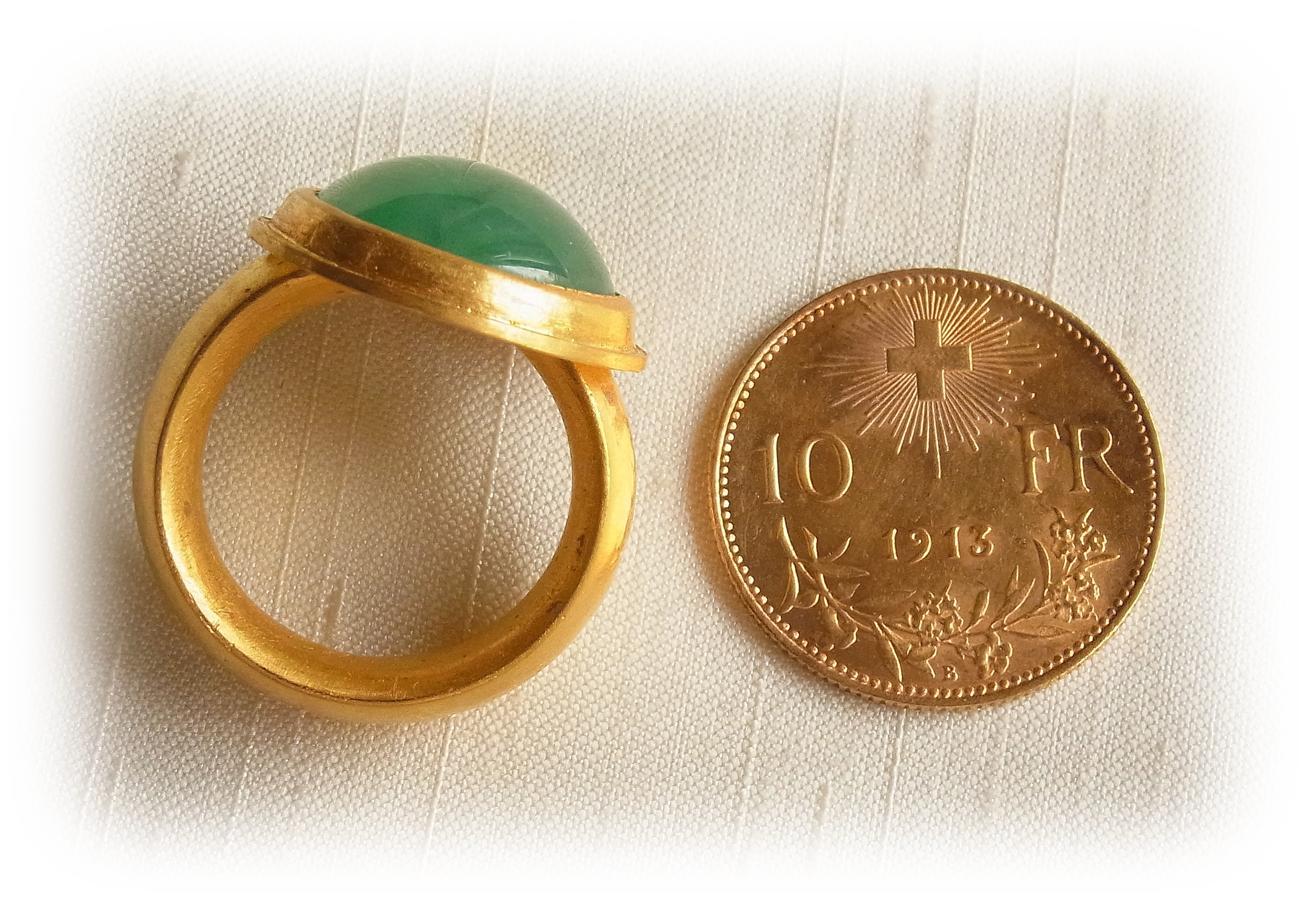 Deep green Jadeite Gold ring (Side), Swiss 10 Fr Gold coin issued in 1913
