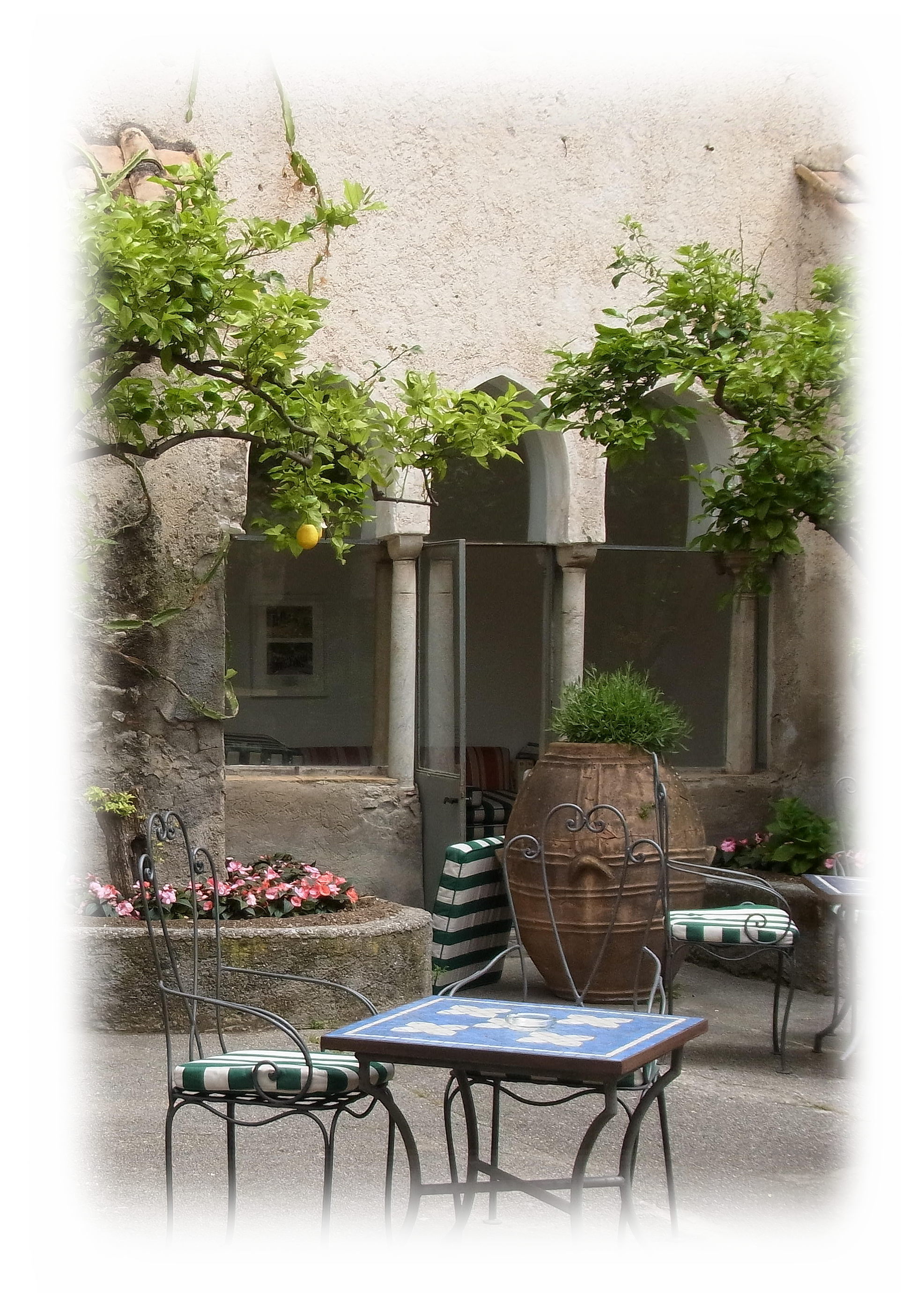ホテル ルナ コンヴェント内に作られたムーア様式の回廊庭園中央には井戸がある。