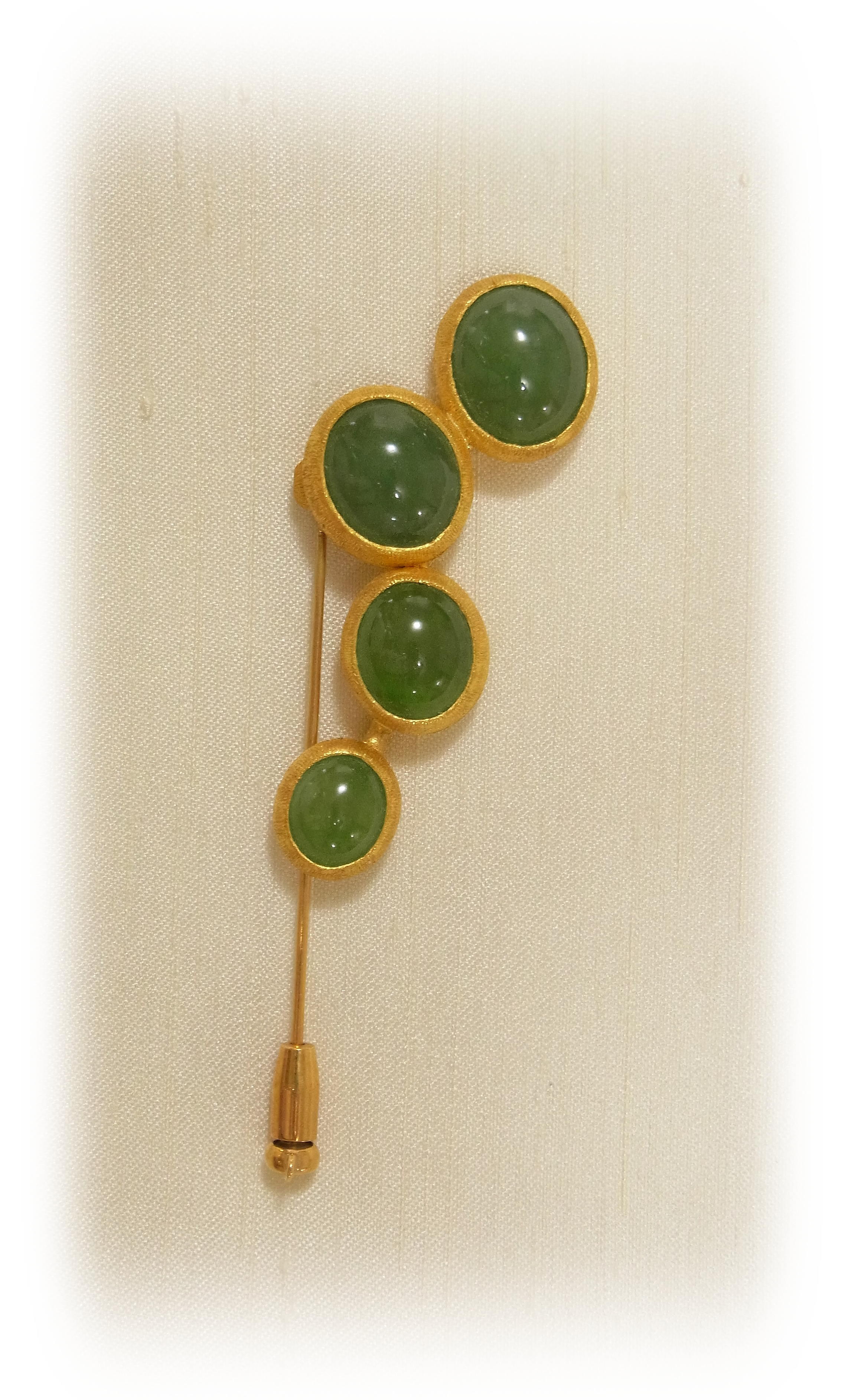 This Green Jadeite Grape gold brooch is worn vertically like a bunch of grapes.