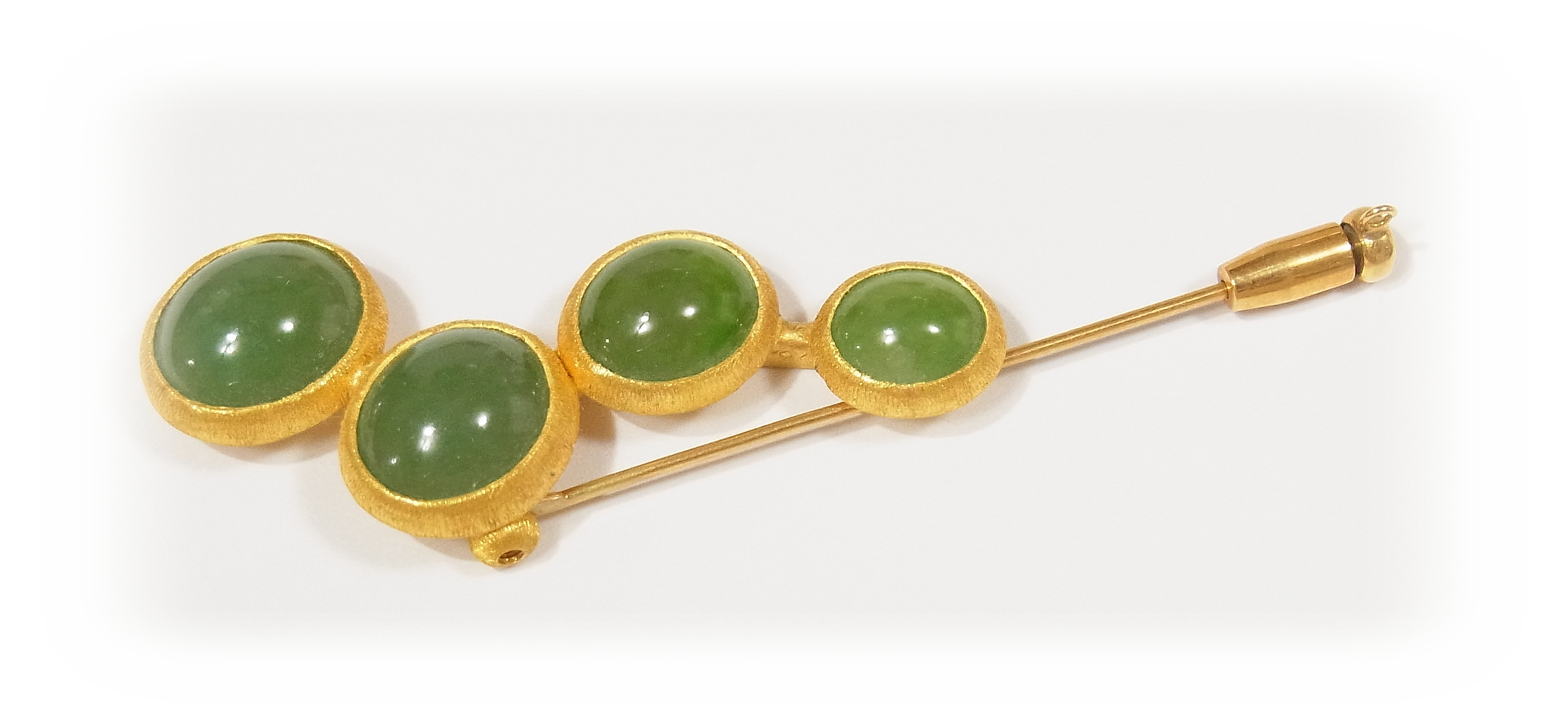 Grape gold brooch with Green Cabochon Jadeite