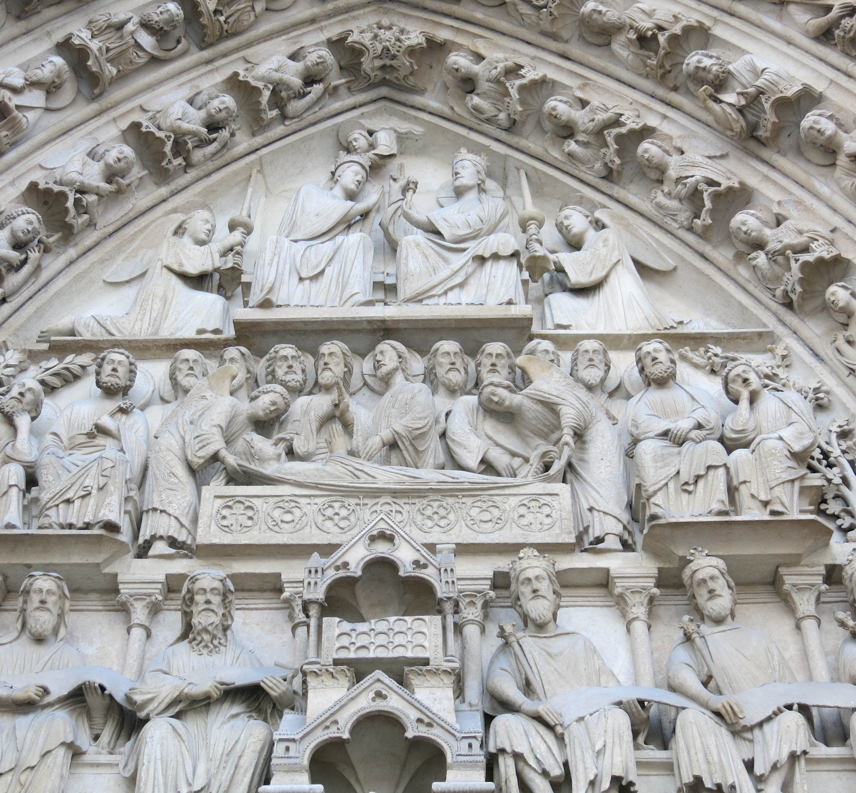 Le tympan du portail de la Vierge: ファサードでは、天使たちはが聖母マリアさまを栄光の天にあげます。