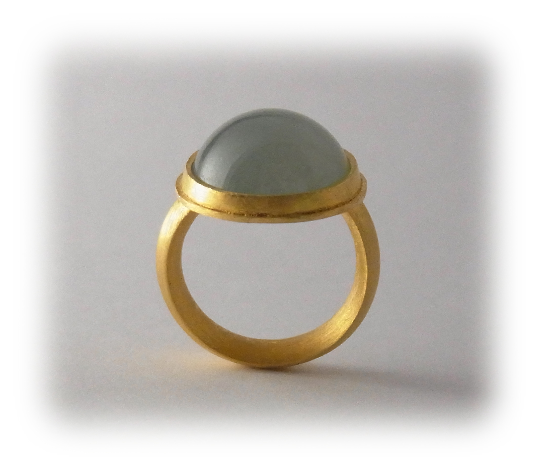 Gold Ring with round cabochon Jedaite of light black ink color
