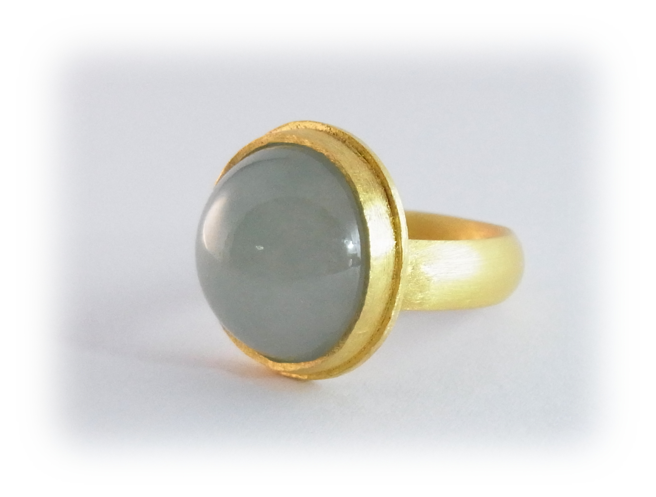 Gold Ring with round cabochon Jedaite of light black ink color