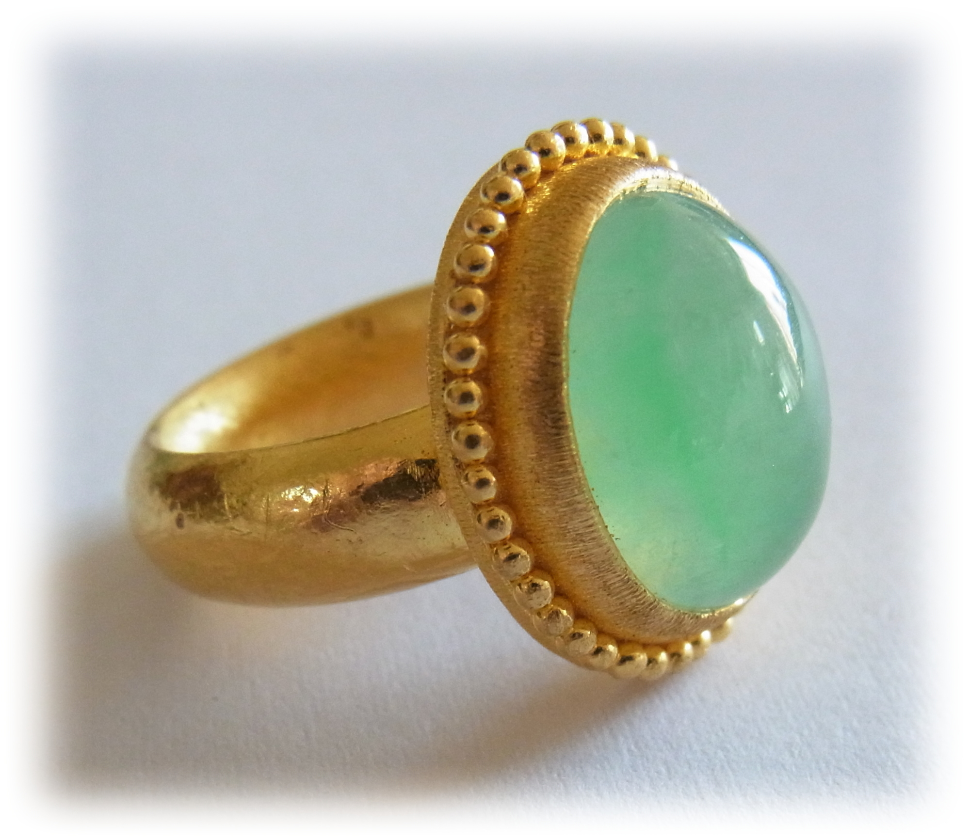 Oval-cabochon Jadeite ring with gold granulation(Side)