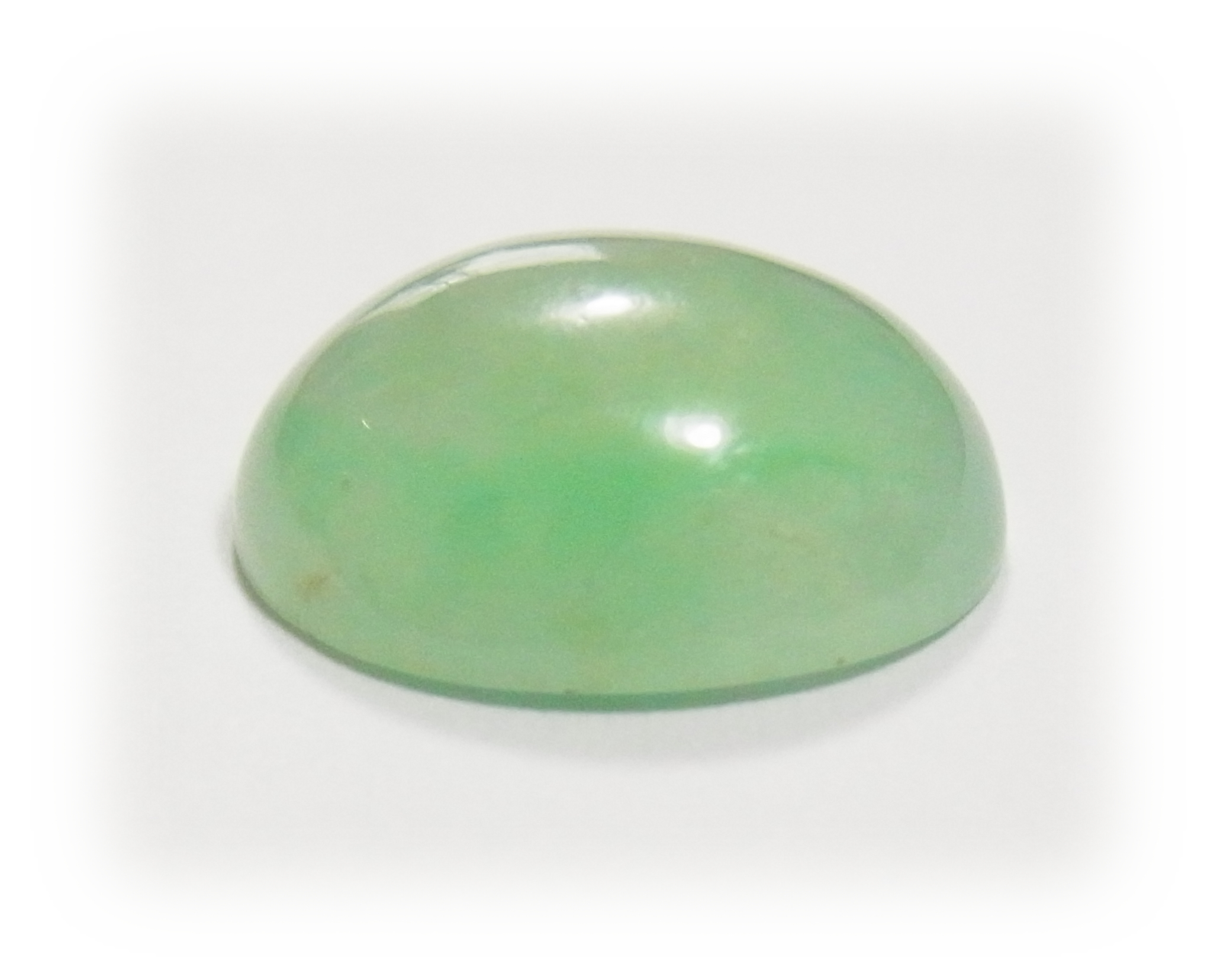 Step3:Cut and polish Jadeite to achieve a green ova-cabochon with the weight 1.81g, 9.05 carat.
