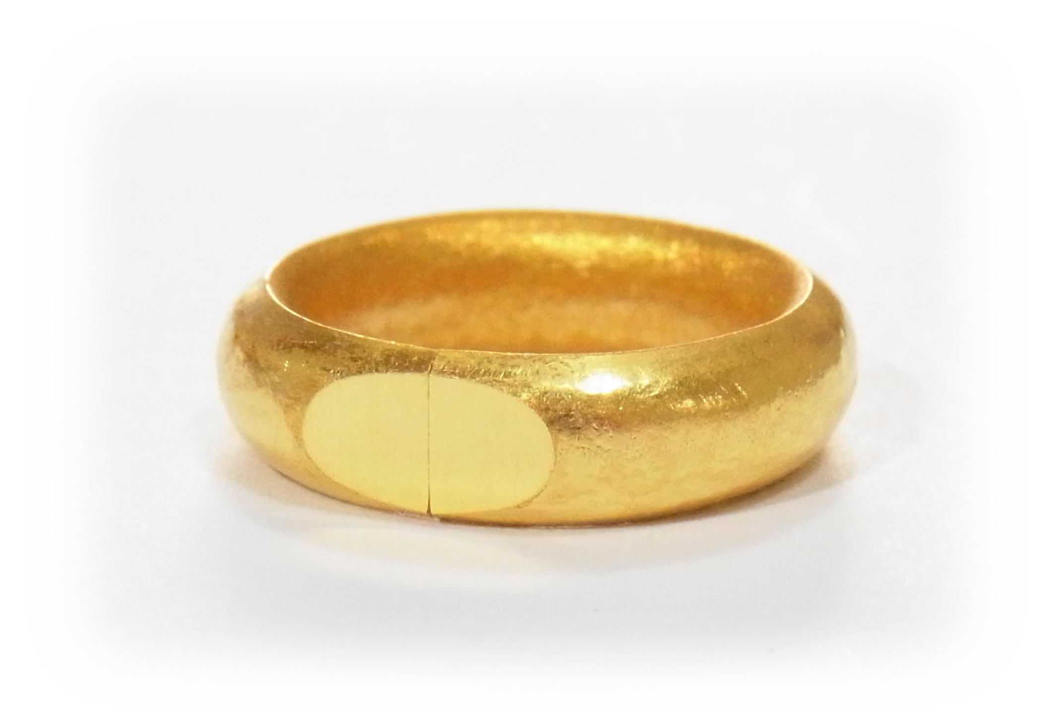 Step7:Bend the gold bar and shape it into a ring.
