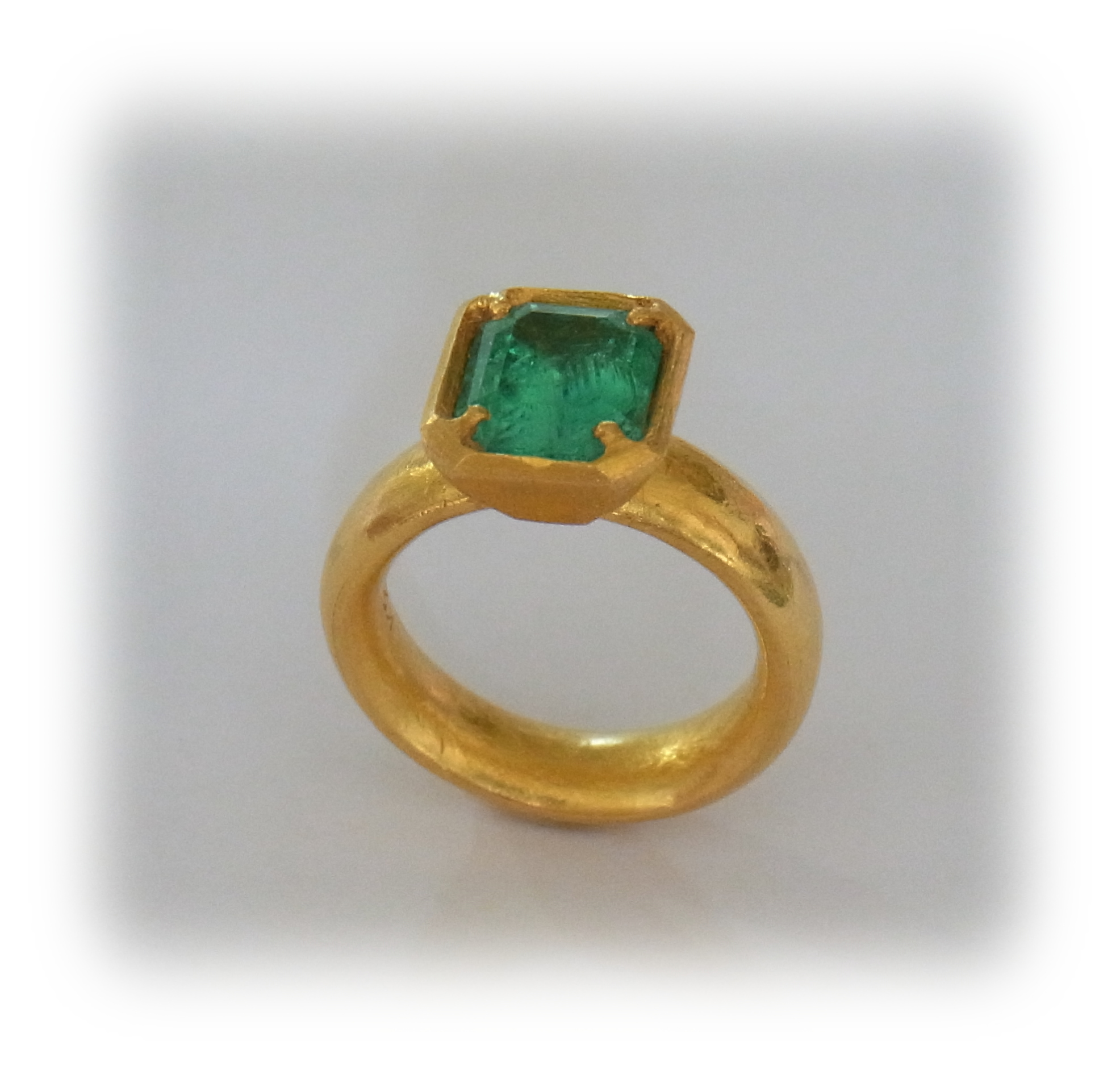 Rectangle Emerald gold ring (seen from the side)