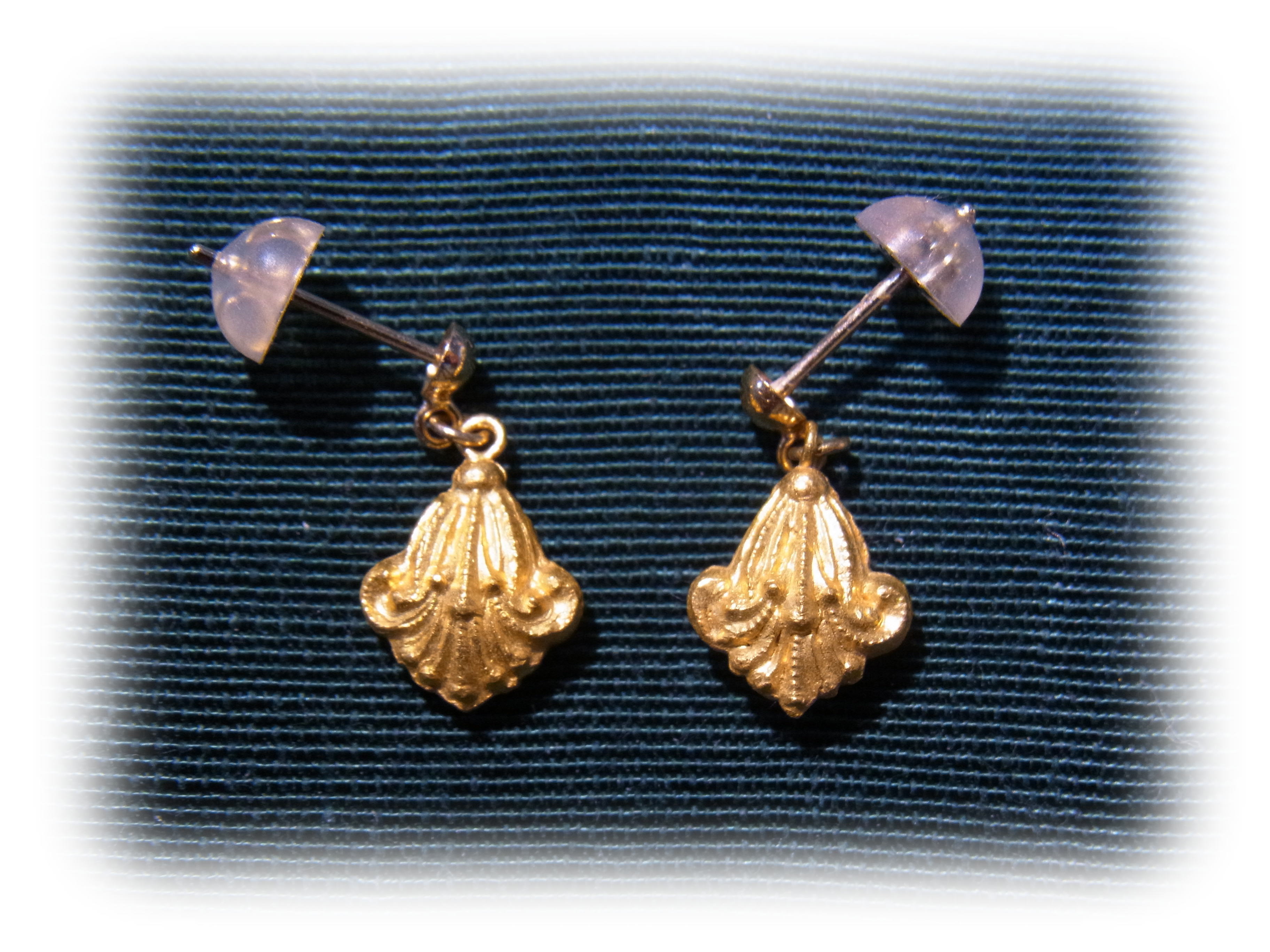 With gained gold parts, I made gold earrings.