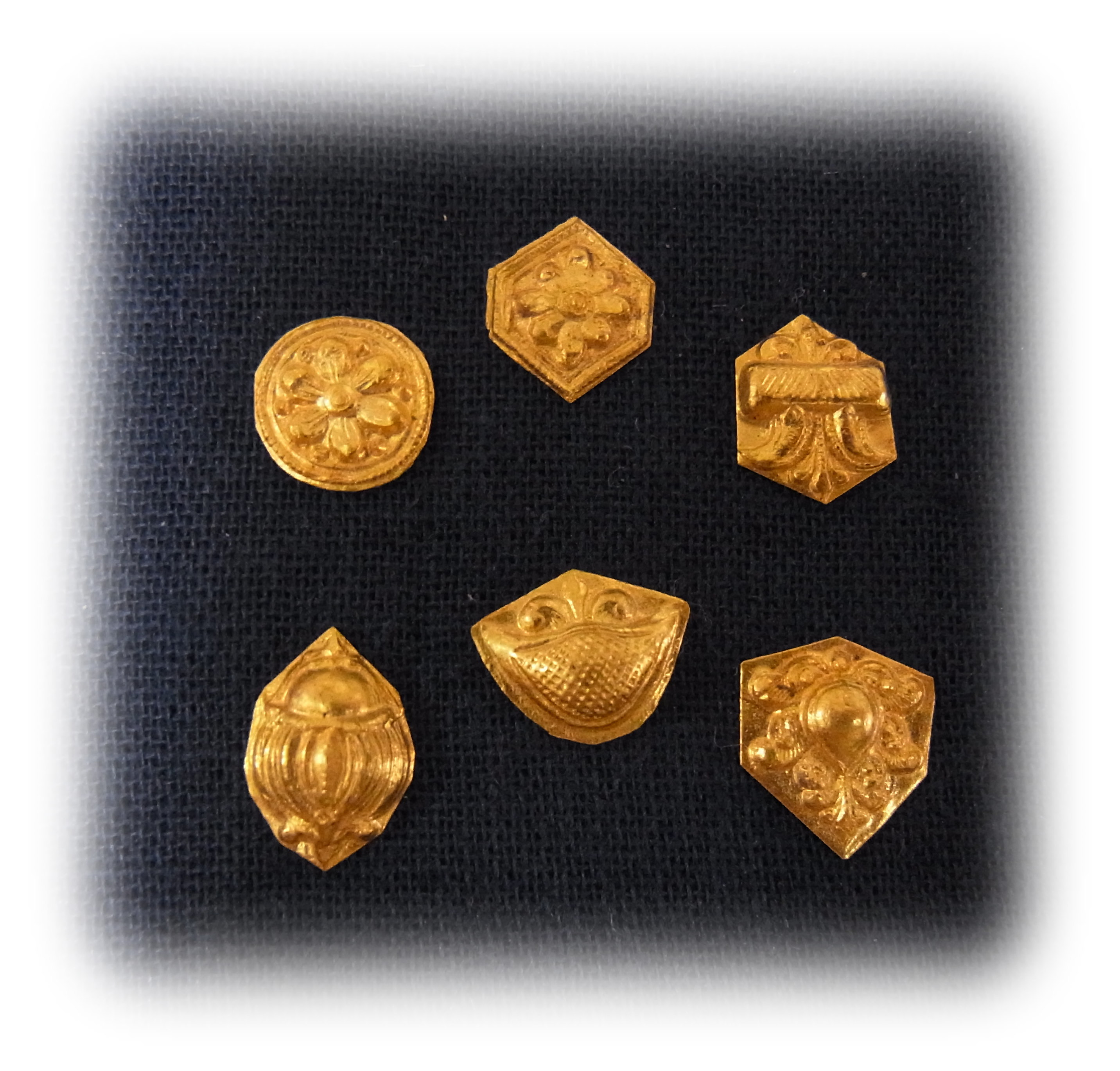 アンティークのジュエリー制作用の金型から打ち出した純金パーツの形状