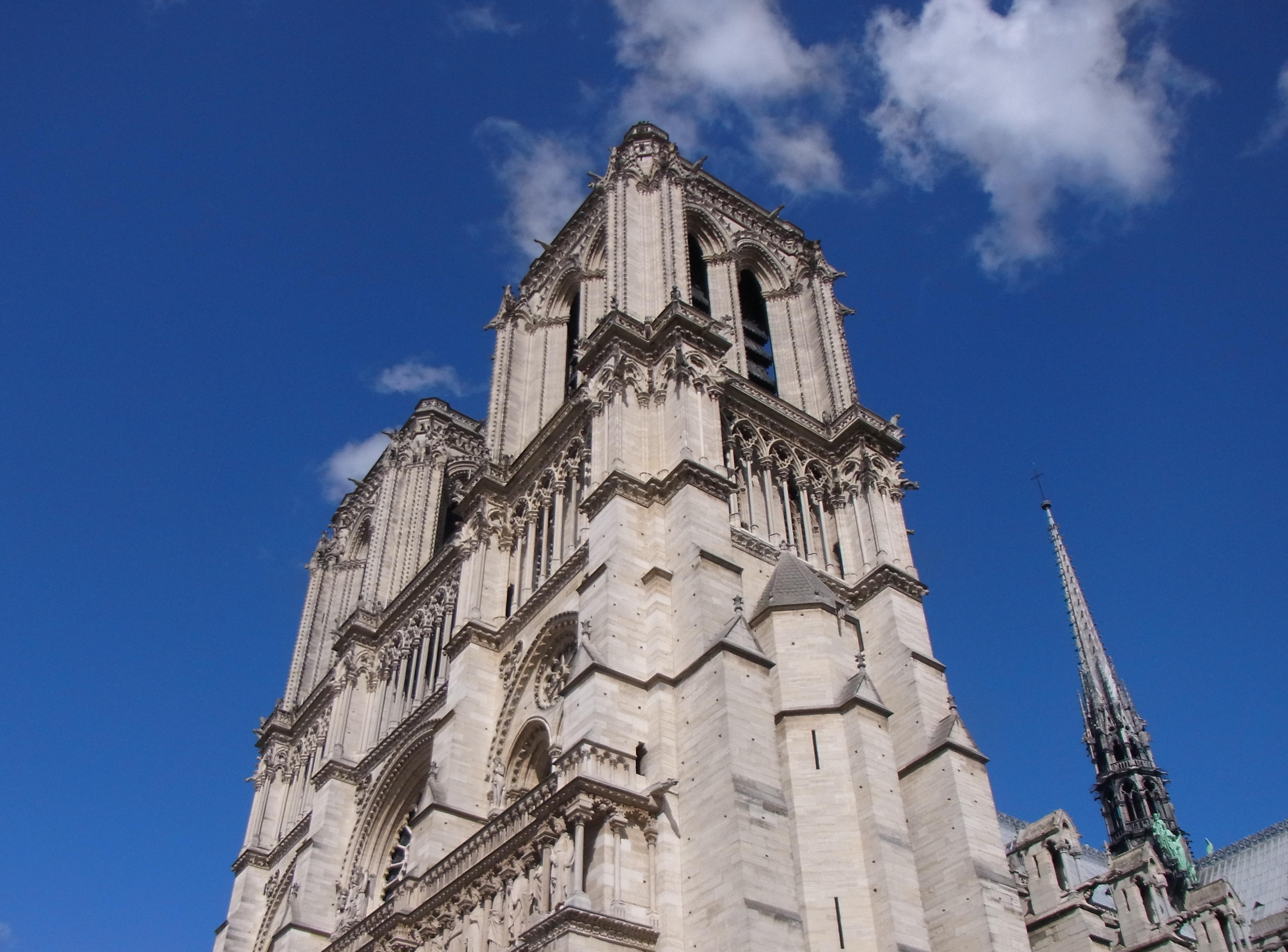 ノートルダム大聖堂の２つの塔、その上にはパリの青空
